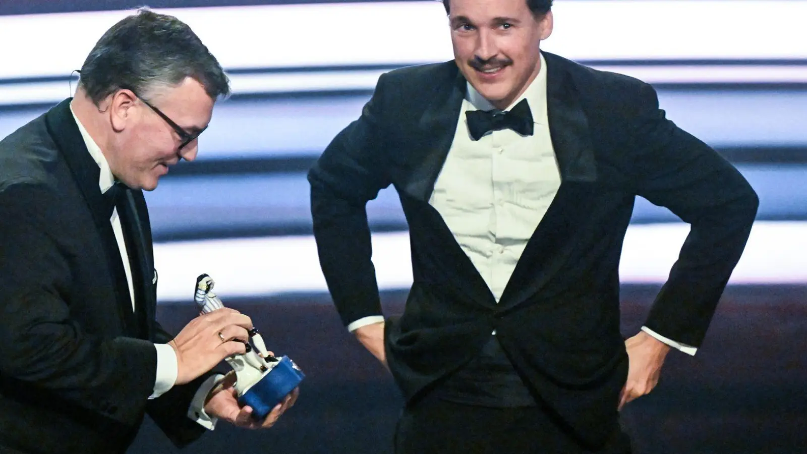 Schauspieler Florian David Fitz bekommt den Ehrenpreis.  (Foto: Felix Hörhager/dpa)