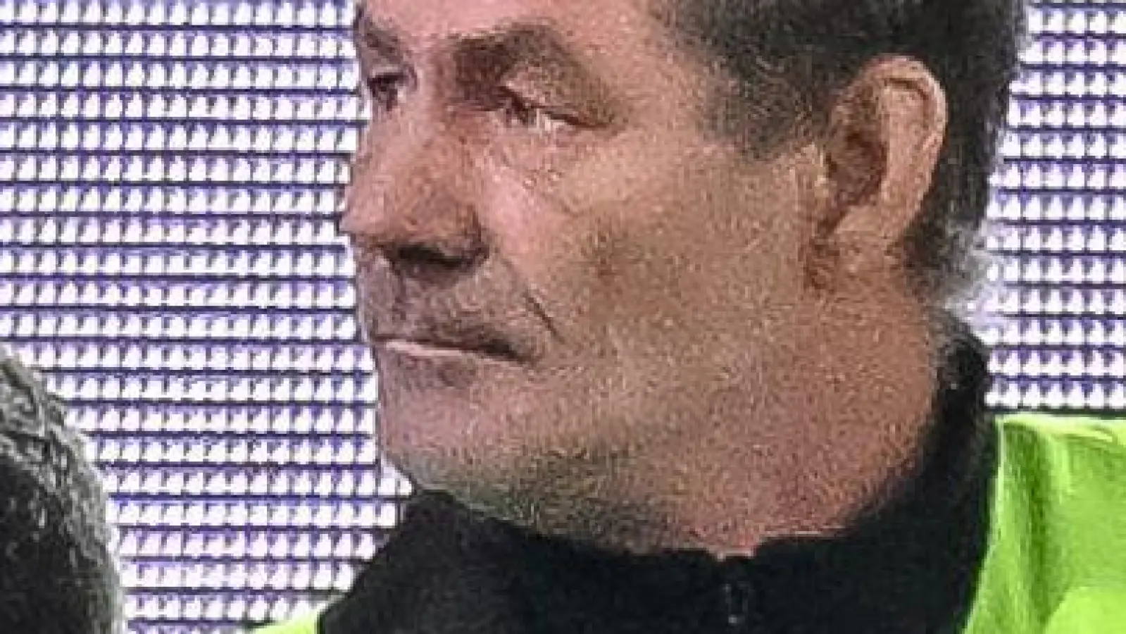 Videobeweis: Bundesliga-Schiedsrichter Felix Zwayer checkt am TV-Schirm. (Archivbild) (Foto: Harry Langer/dpa)
