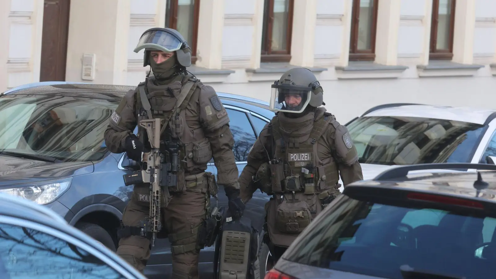 Der tatverdächtige Ehemann der Frau stellte sich am Vormittag und wurde festgenommen. (Foto: Bodo Schackow/dpa)