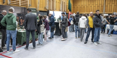 Zahlreiche Firmen stellen sich auf der Ausbildungsbörse 2026 vor. Im persönlichen Gespräch können die zukünftigen Azubis mehr über ihren Traumberuf erfahren. Statte der Messe einen Besuch ab und überzeuge dich selbst! Parkmöglichkeiten bestehen an der Markgrafenhalle und dem Landratsamt. Diese sind ca. 200 Meter von der Berufsschule entfernt. (Foto: Markus Löw)