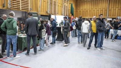 Zahlreiche Firmen stellen sich auf der Ausbildungsbörse 2026 vor. Im persönlichen Gespräch können die zukünftigen Azubis mehr über ihren Traumberuf erfahren. Statte der Messe einen Besuch ab und überzeuge dich selbst! Parkmöglichkeiten bestehen an der Markgrafenhalle und dem Landratsamt. Diese sind ca. 200 Meter von der Berufsschule entfernt. (Foto: Markus Löw)