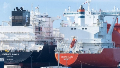 Ein LNG Tanker liegt mit einer Ladung LNG im Energie-Terminal. Auf der Insel Rügen kann Flüssigerdgas angelandet und nach der Umwandlung in Gas über eine Erdgas-Anbindungsleitung nach Lubmin in das deutsche Verteilnetz eingespeist werden. (Foto: Stefan Sauer/dpa)