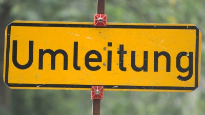 Auf einer Straße ist eine Umleitung eingerichtet. (Symbolbild: Tim Brakemeier/dpa)