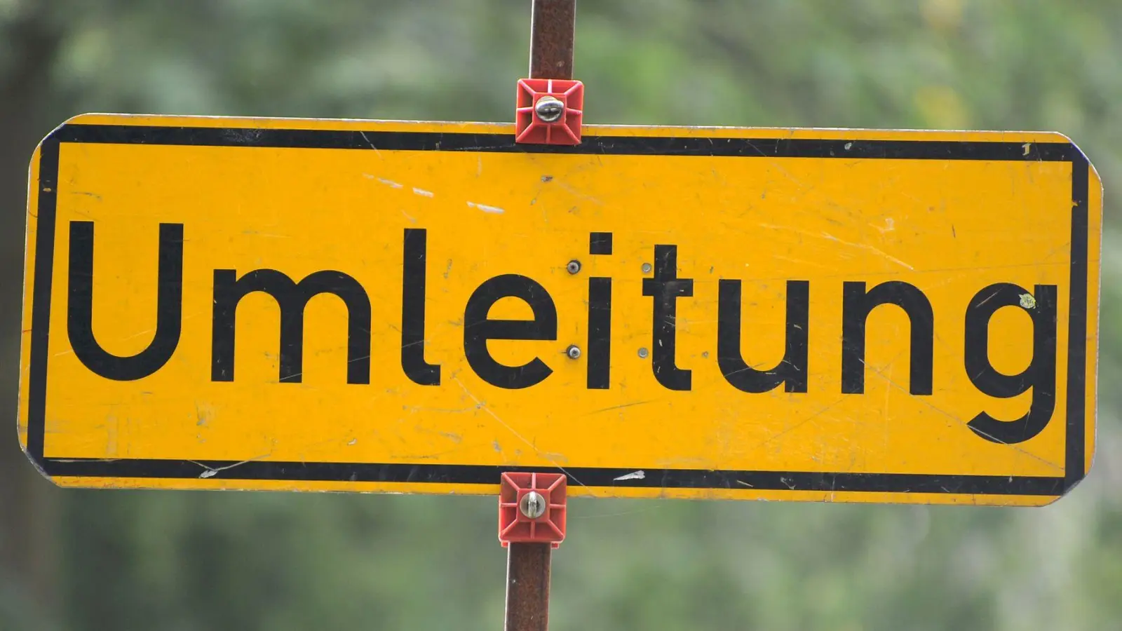 Auf einer Straße ist eine Umleitung eingerichtet. (Symbolbild: Tim Brakemeier/dpa)