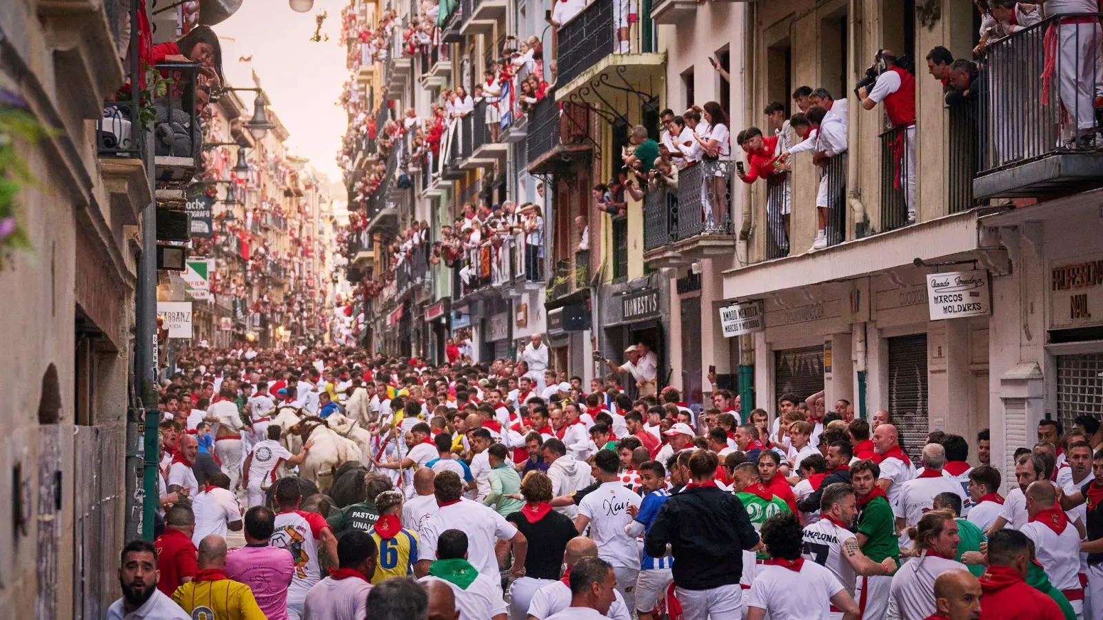 Traditioneller Stierlauf in Pamplona (Foto: Miguel Oses/AP/dpa)