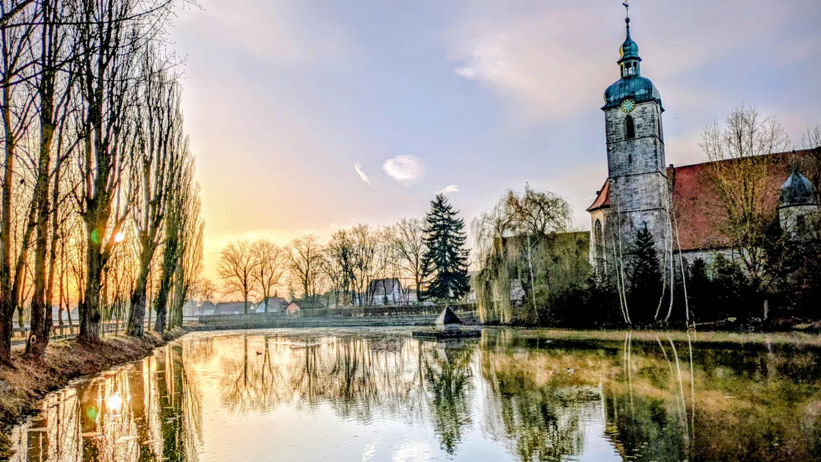 Gespiegelte Idylle - gesehen an der Weeg in Markt Erlbach (Foto: Carola Ebersberger)