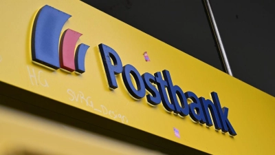 Geld holen trotz Warnstreik: Die Selbstbedienungsbereiche der Postbank sollen bundesweit geöffnet bleiben. (Foto: Wolf von Dewitz/dpa-Zentralbild/dpa-tmn)