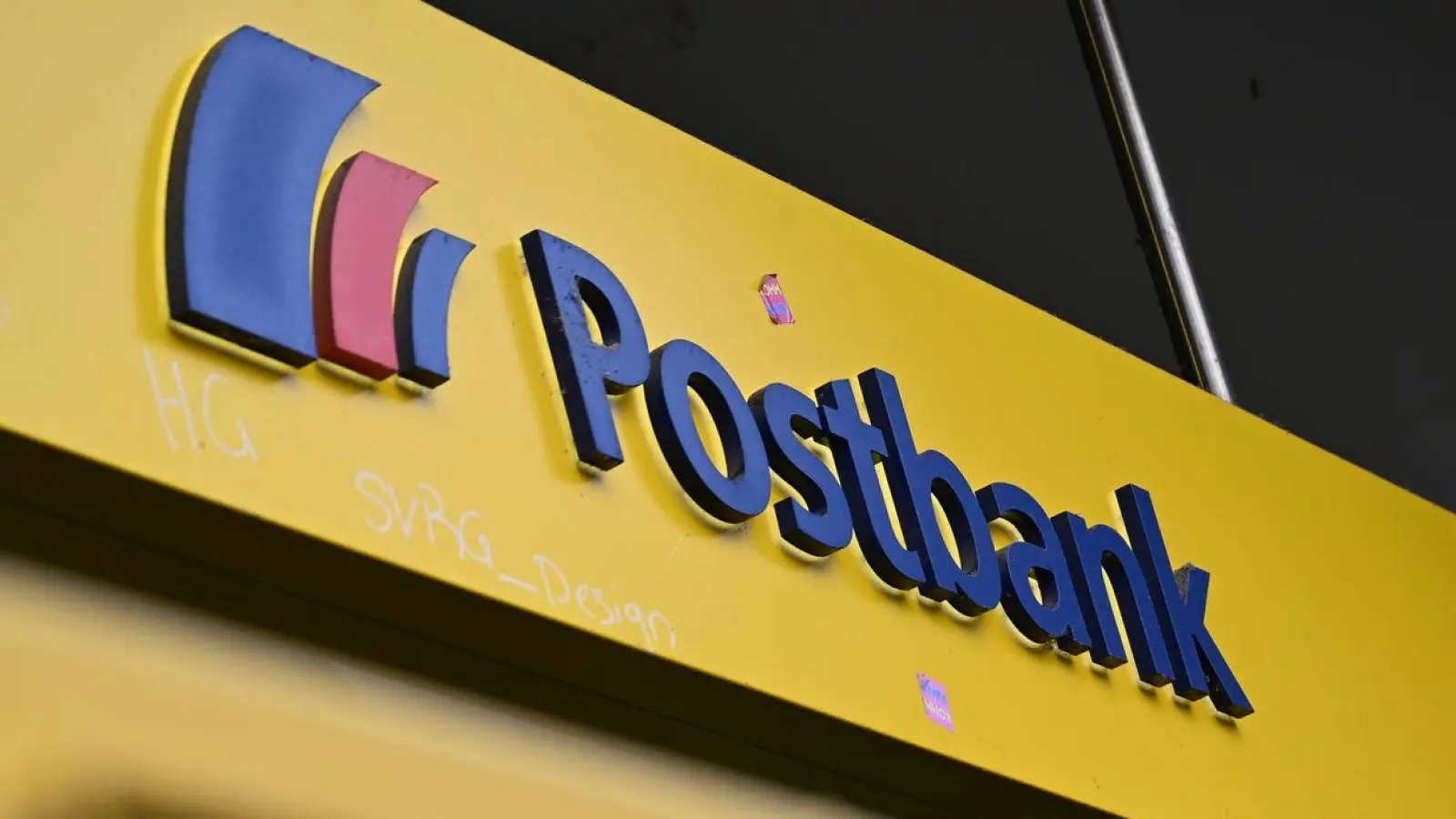 Geld holen trotz Warnstreik: Die Selbstbedienungsbereiche der Postbank sollen bundesweit geöffnet bleiben. (Foto: Wolf von Dewitz/dpa-Zentralbild/dpa-tmn)