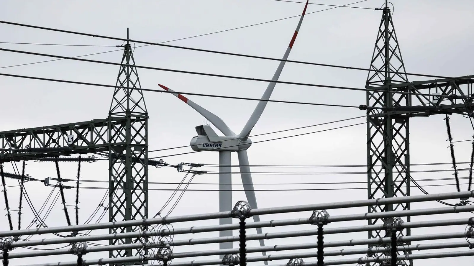 „Die Bundesregierung muss allem voran für konkurrenzfähige Energiekosten sorgen“, heißt es in der Mitteilung von Arbeitgebern und IG Metall. (Foto: Christian Charisius/dpa)