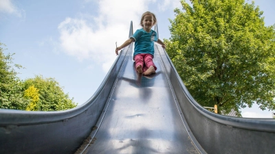 Gefahr für Kinder: Auch Spielgeräte wie Metallrutschen können sich bei direkter Sonneneinstrahlung stark aufheizen. (Foto: Christin Klose/dpa-tmn)
