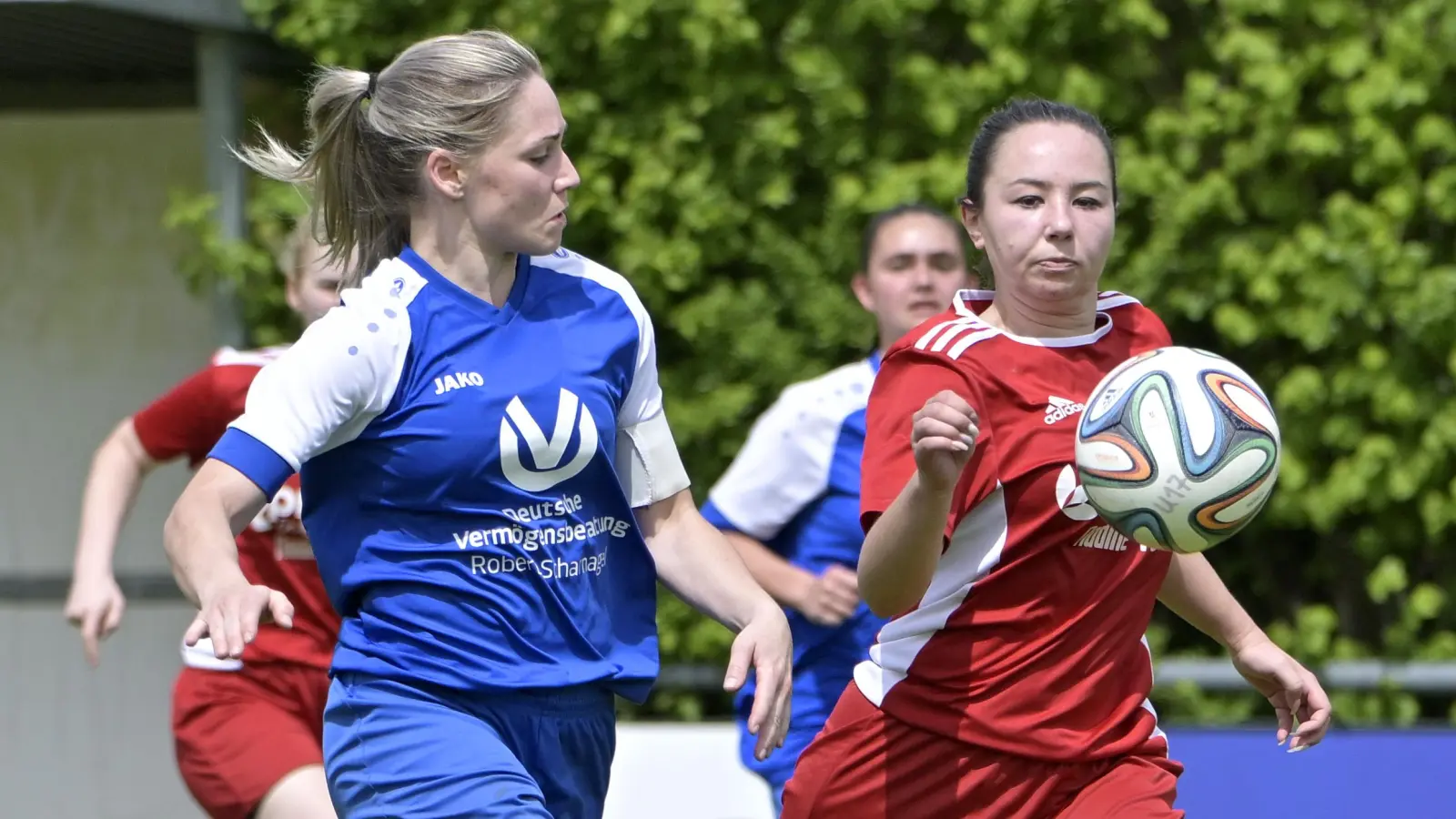 Den Ball im Blick: Sonja Maric (Segringen, rechts) und Tamara Jorde (Brodswinden). (Foto: Martin Rügner)