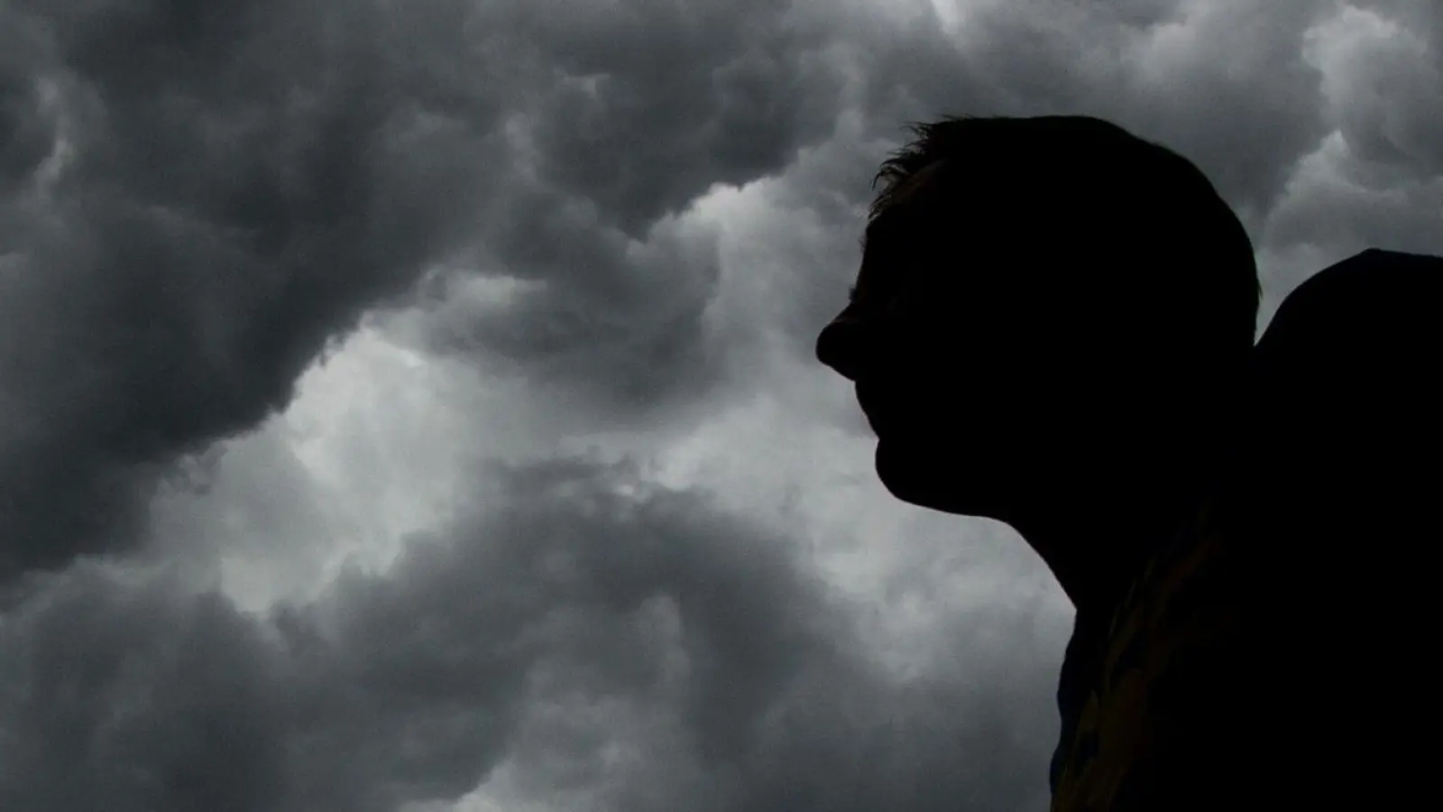 Epileptische Anfälle kommen oft unvermittelt. Was kann man tun, um sie zu verhindern, und wie reagiert man richtig als Beobachter? (Foto: Julian Stratenschulte/dpa/dpa-tmn)