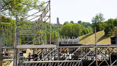 Die Hauptbühne auf der Eiswiese wächst. Zahlreiche Helferinnen und Helfer arbeiten aktuell bei hochsommerlichen Temperaturen.  (Foto: Simone Hedler)