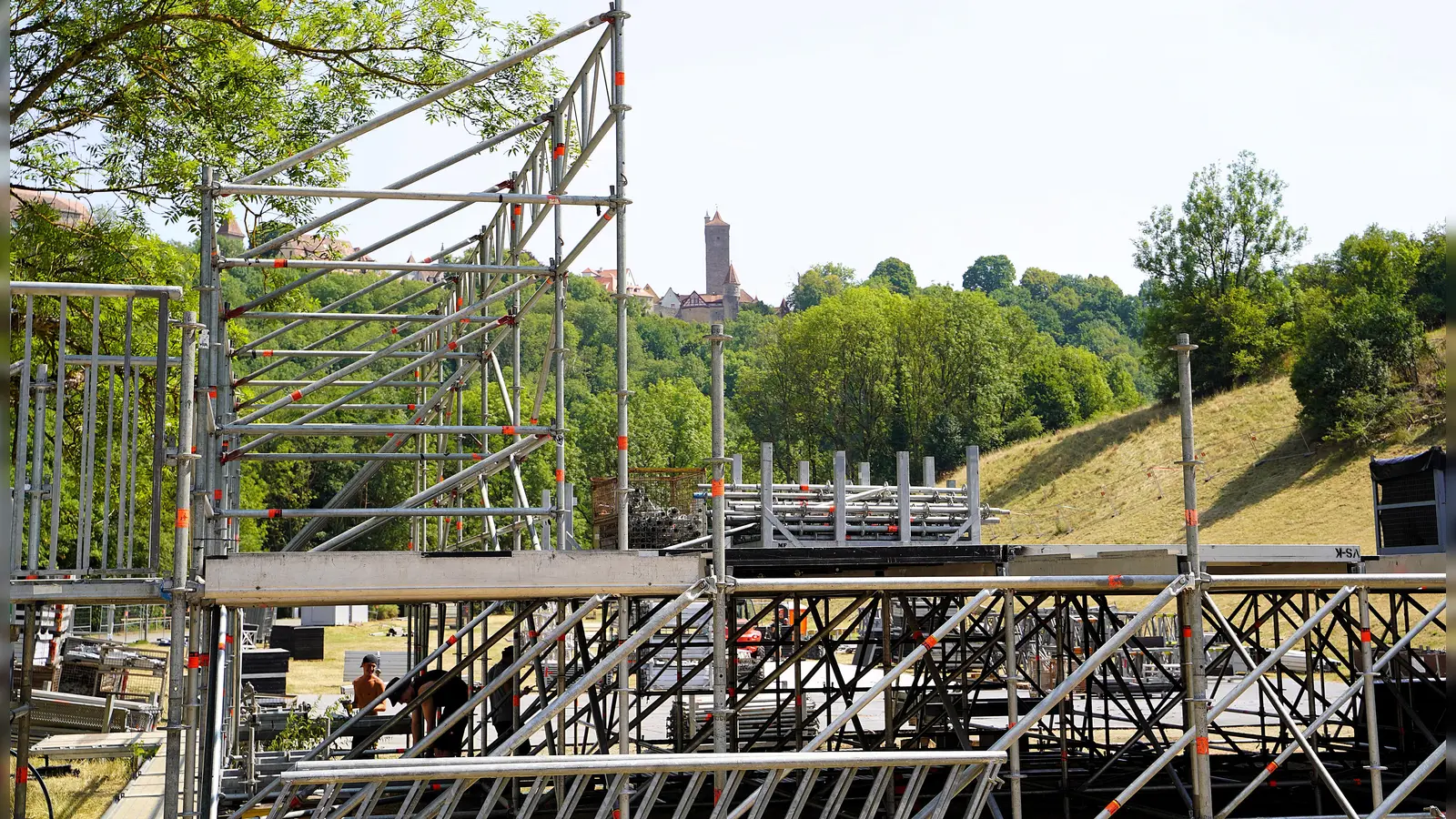 Die Hauptbühne auf der Eiswiese wächst. Zahlreiche Helferinnen und Helfer arbeiten aktuell bei hochsommerlichen Temperaturen.  (Foto: Simone Hedler)