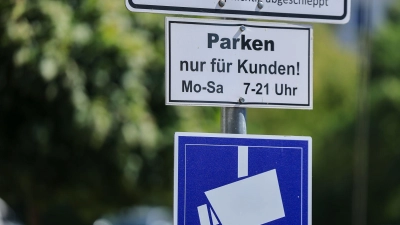 Auf immer mehr Parkplätzen, vor allem von Supermärkten, wird das Parken digital erfasst und von externen Dienstleistern abgewickelt. (Archivbild) (Foto: Jan Woitas/dpa)