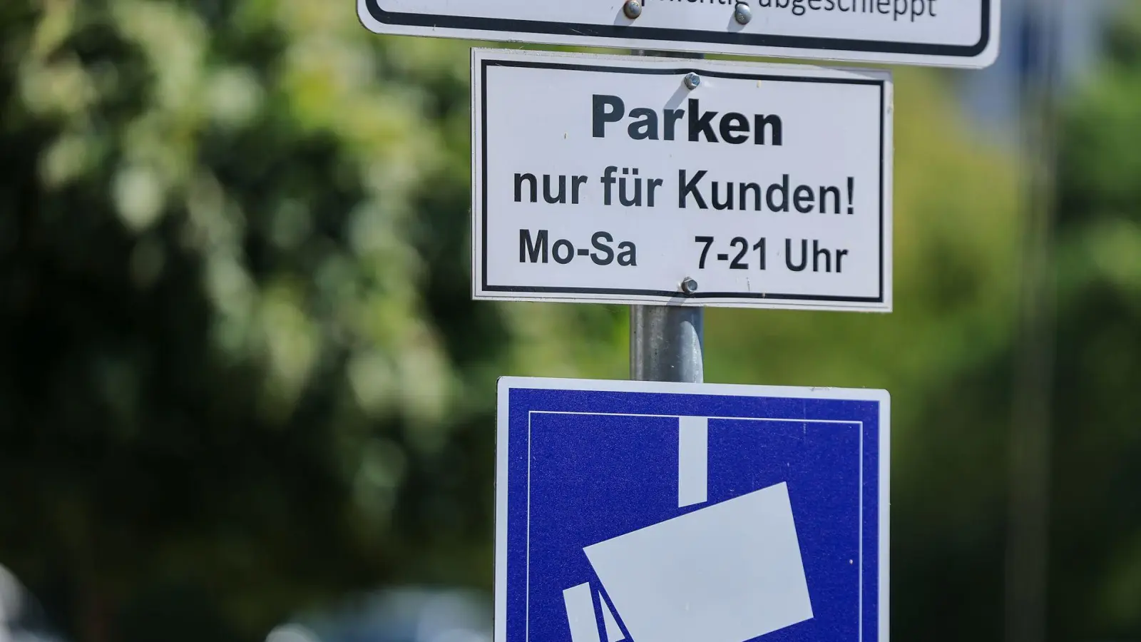 Auf immer mehr Parkplätzen, vor allem von Supermärkten, wird das Parken digital erfasst und von externen Dienstleistern abgewickelt. (Archivbild) (Foto: Jan Woitas/dpa)