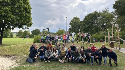 Die Freude über den neuen Segringer Spielplatz war nicht nur bei den Kindern groß. Zur Erföffnung fanden sich Mitglieder des Stadtrats, Sponsoren, die Stadtspitze und andere an der Realisierung des Projekts Beteiligte ein. (Foto: Martina Haas)