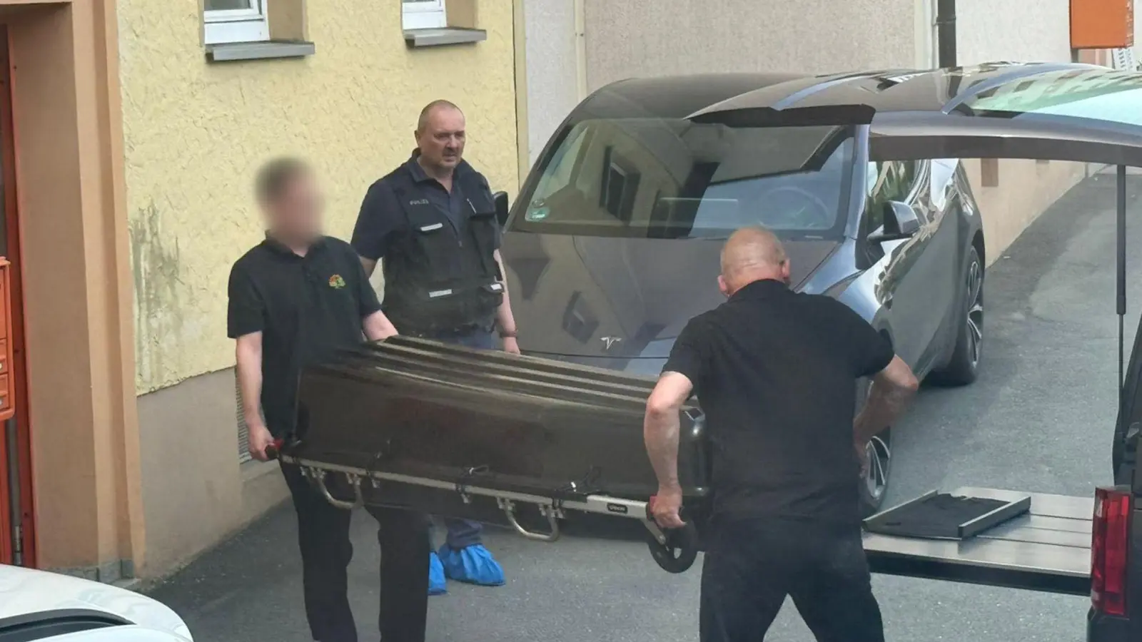 Ein Sarg wir aus dem Haus getragen - ein 31-jähriger Mann wurde dort getötet.  (Foto: N5 DESK/NEWS5/dpa)