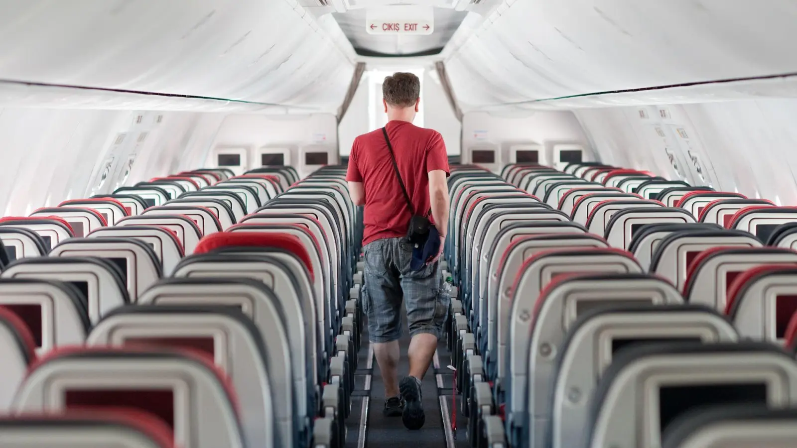 Das zentrale Element bei der Überwindung einer Flugangst ist die Konfrontation. Viele Flugangst-Seminare enden deshalb mit einem tatsächlichen Flug. (Foto: Klaus-Dietmar Gabbert/dpa-tmn)
