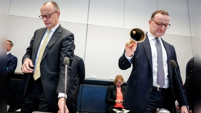 Fraktionschef Jens Spahn (r) und Kanzler Friedrich Merz zu Beginn der Sitzung der Unionsfraktion. (Foto: Kay Nietfeld/dpa)