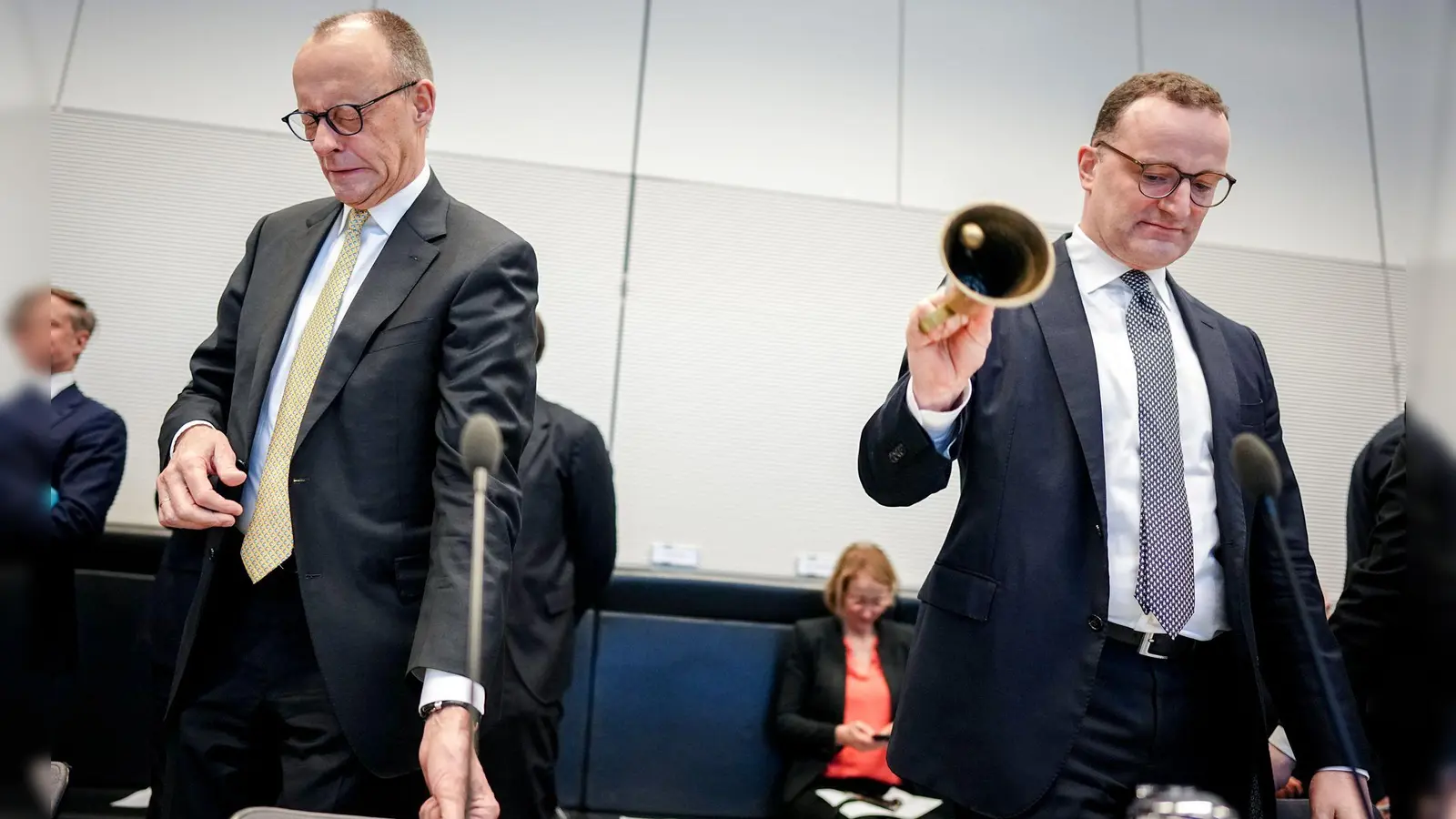 Fraktionschef Jens Spahn (r) und Kanzler Friedrich Merz zu Beginn der Sitzung der Unionsfraktion. (Foto: Kay Nietfeld/dpa)