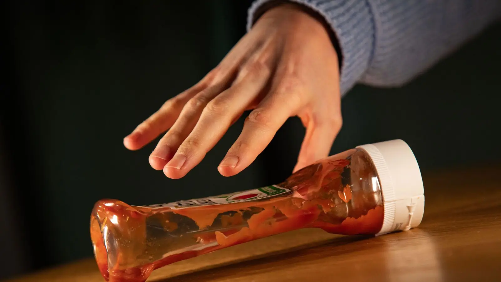 Flasche leer? Mit einem Trick soll sich auch der letzte Rest Ketchup herausholen lassen. (Foto: Christin Klose/dpa-tmn)