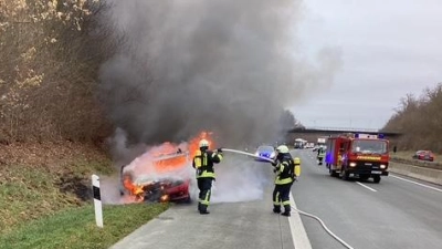 Die Feuerwehren aus Gollhofen und Uffenheim löschten den brennenden Pkw auf dem Standstreifen.  (Foto: Feuerwehr Gollhofen)