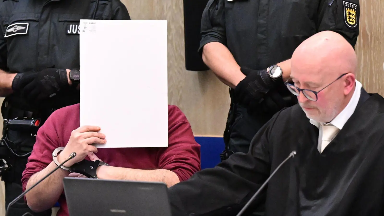 Für den Angeklagten las sein Verteidiger Uwe Kosmala eine Erklärung vor.  (Foto: Bernd Weißbrod/dpa)