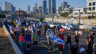 Angehörige und Sympathisanten der Geiseln auf einem viertägigen Fußmarsch von Tel Aviv zur Residenz Netanjahus in Jerusalem. (Archivbild) (Foto: Ohad Zwigenberg/AP/dpa)