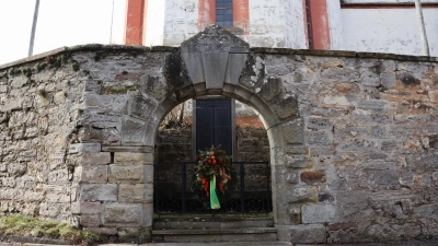 Das Kriegerdenkmal soll an der Kirche in Obersulzbach bleiben und nicht auf den Friedhof versetzt werden. (Foto: Antonia Müller)