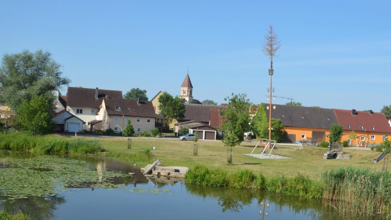 Auf dem Dorfplatz in Wittelshofen, in etwa der geografischen Mitte der ehemaligen drei Dekanate Dinkelsbühl, Feuchtwangen und Wassertrüdingen, findet am Sonntag, 12. Juli, das Dekanatsgründungsfest statt. (Foto: Peter Tippl)