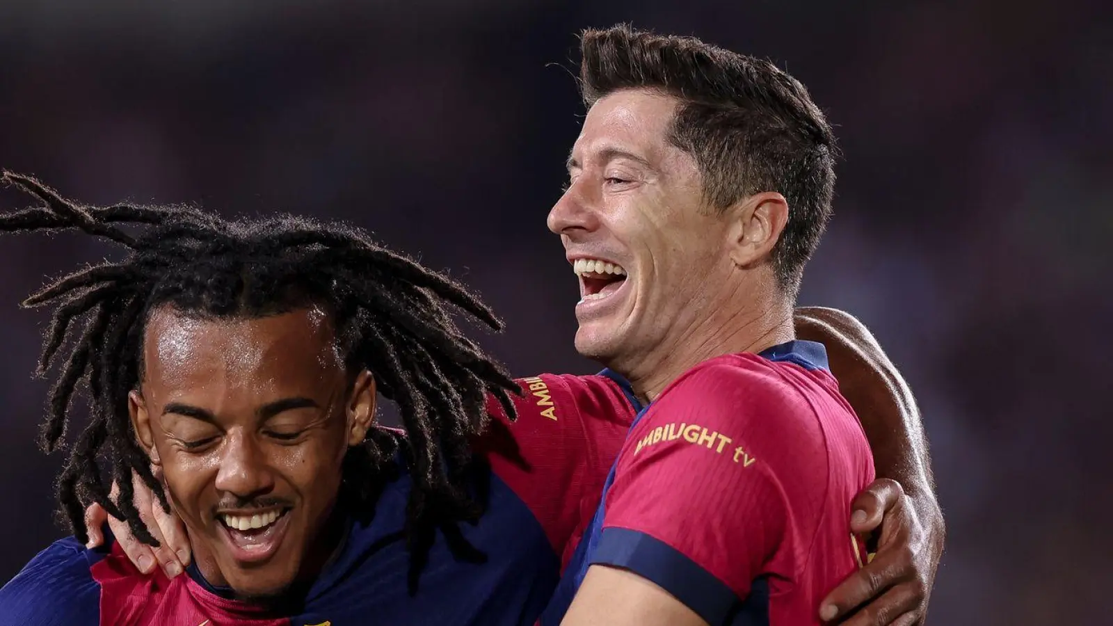 Jubel über das 6.500. Ligator in der Geschichte des FC Barcelona: Torschütze Robert Lewandowski (r) feiert mit Jules Kounde. (Foto: Gerard Franco/DAX via ZUMA Press Wire/dpa)