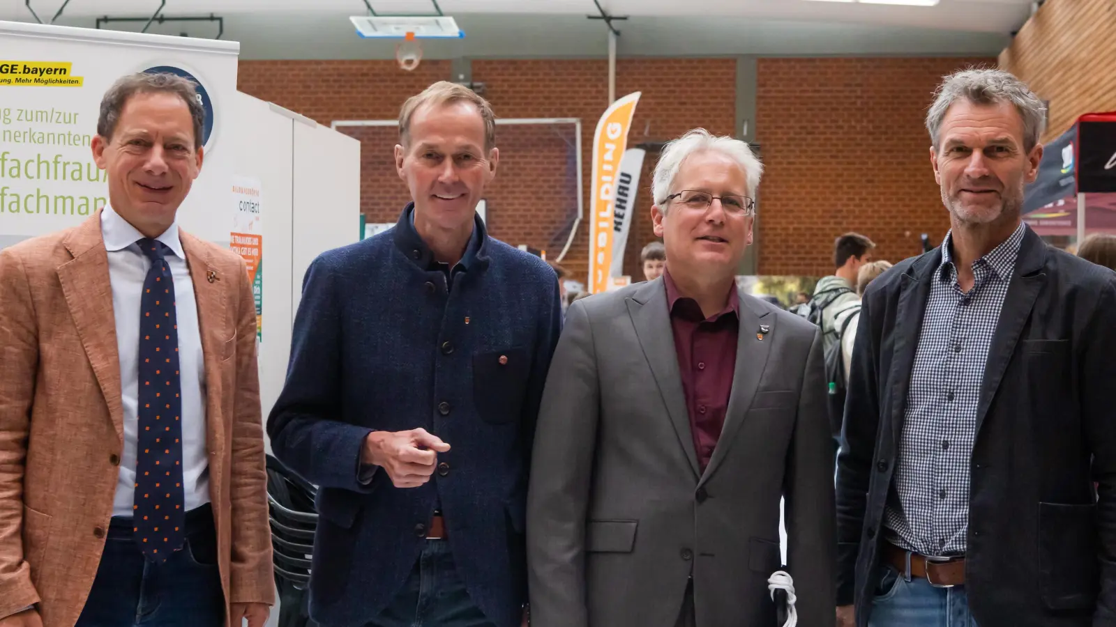 Beim Rundgang (von links): Wassertrüdingens Bürgermeister Stefan Ultsch, Dinkelsbühls OB Dr. Christoph Hammer sowie die Vertreter der Schulen, Andreas Wedler und Karl-Heinz Burger. (Foto: Evi Lemberger)