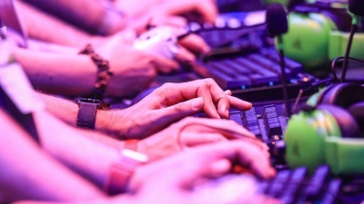 Neue Spiele testen wie hier bei der Gamescom 2024 - das ist auch bei der diesjährigen Gaming-Messe möglich. (Archivbild) (Foto: Oliver Berg/dpa)