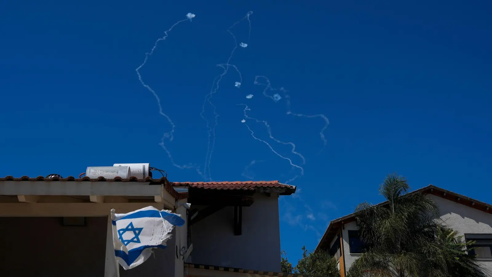 Israel verfügt über ein mehrstufiges Raketenabwehrsystem. Doch Experten warnen vor Engpässen. (Archivbild) (Foto: Baz Ratner/AP/dpa)