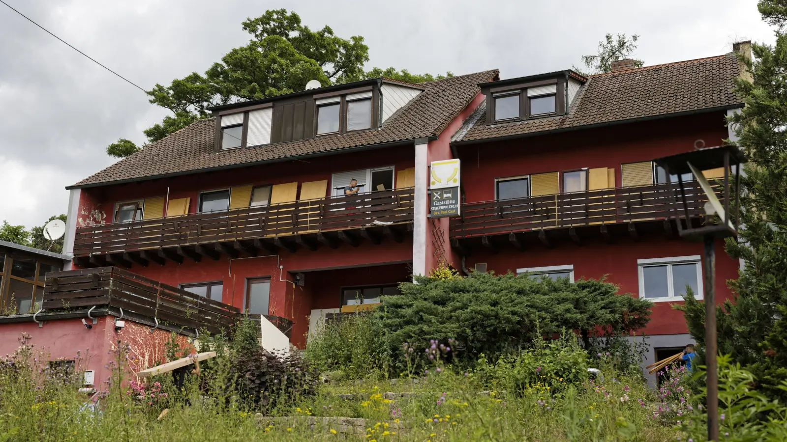 In einem ehemaligen Burghaslacher Gasthaus, wo gestern Arbeiter zugange waren, sollen künftig Flüchtlinge untergebracht werden. Seitens des Gemeinderats möchte man aber die Belegungszahl deutlich niedriger ansetzen, als es der Bauantrag tut. (Foto: Nicolas Sportelli)