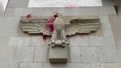 An einem Reichsadler am Finanzamt in Ulm sind Teile des Sandsteins abgebrochen - die zuständige Behörde geht von witterungsbedingten Abplatzungen aus.  (Foto: -/VBBW Amt Ulm/dpa)