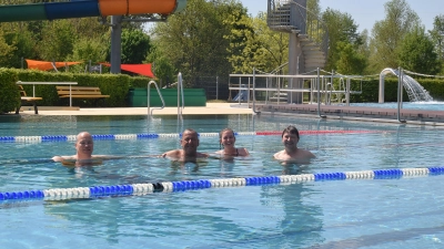 Thomas Hertlehnert, Ronald Reichenberg, Miriam Gabler und Jürgen Heckel (von links) genossen ein Bad im Becken. (Foto: Gerhard Krämer)