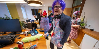 So kennt man Landrat Dr. Christian von Dobschütz aus dem Sitzungssaal eher weniger. Als Frau verkleidet, mit Putzwuschel und Schürze, bei einem kleinen DJ-Set. (Foto: Mirko Fryska)