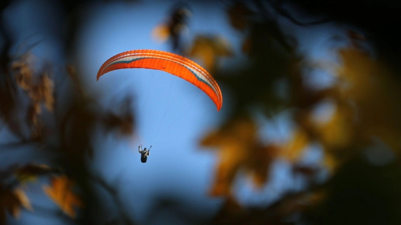 Mit seinem Gleitschirm flog ein Mann über 270 Kilometer weit.  (Foto: Karl-Josef Hildenbrand/dpa)