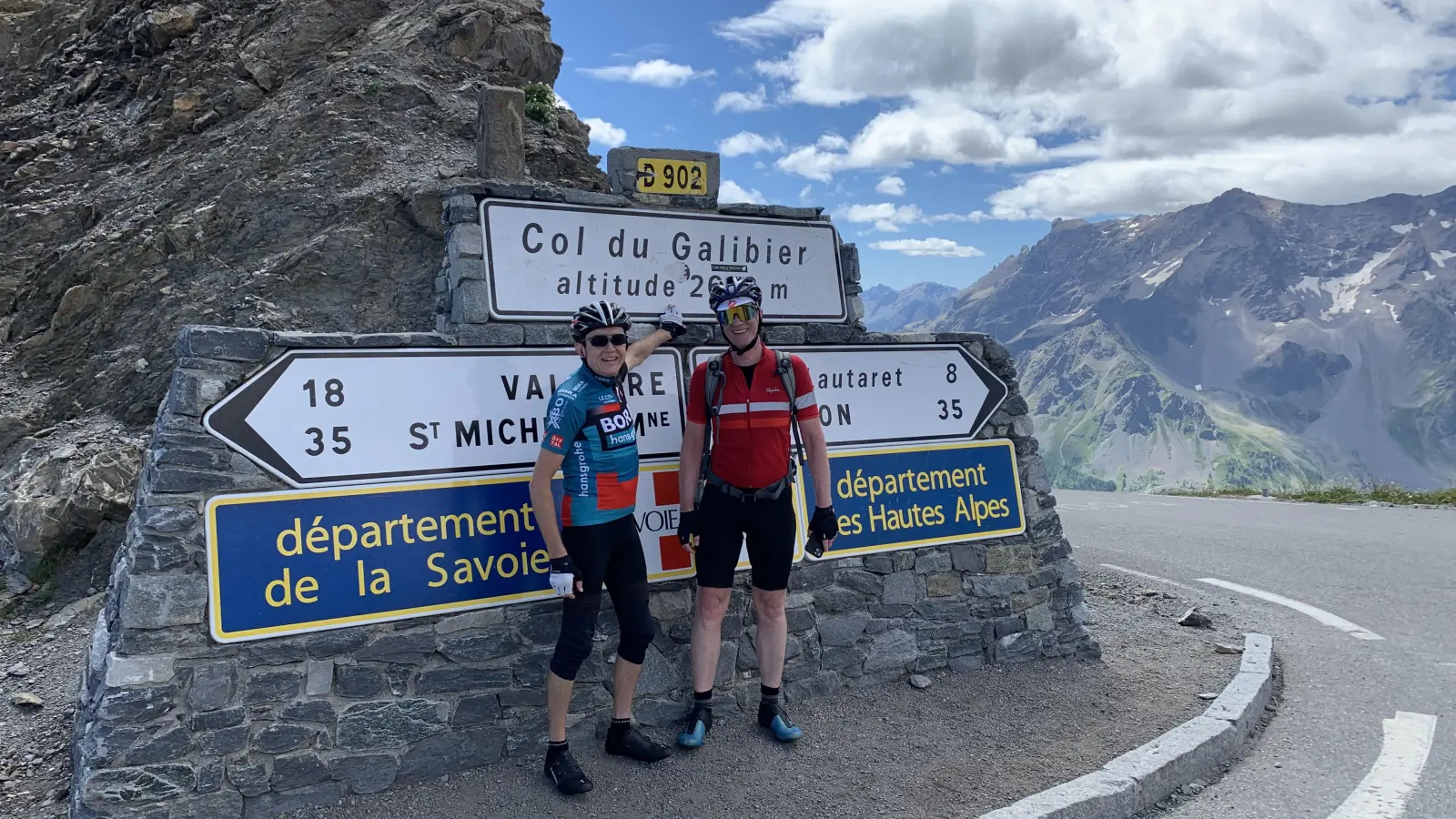 Eine traumhafte Aussicht auf die Berge bot sich Peter Feuchter (links) und Radlerkollege Thomas Fischer im Juli auf 2646 Metern beim Erklimmen des Col du Galibier. (Foto: Selbstporträt: Peter Feuchter)