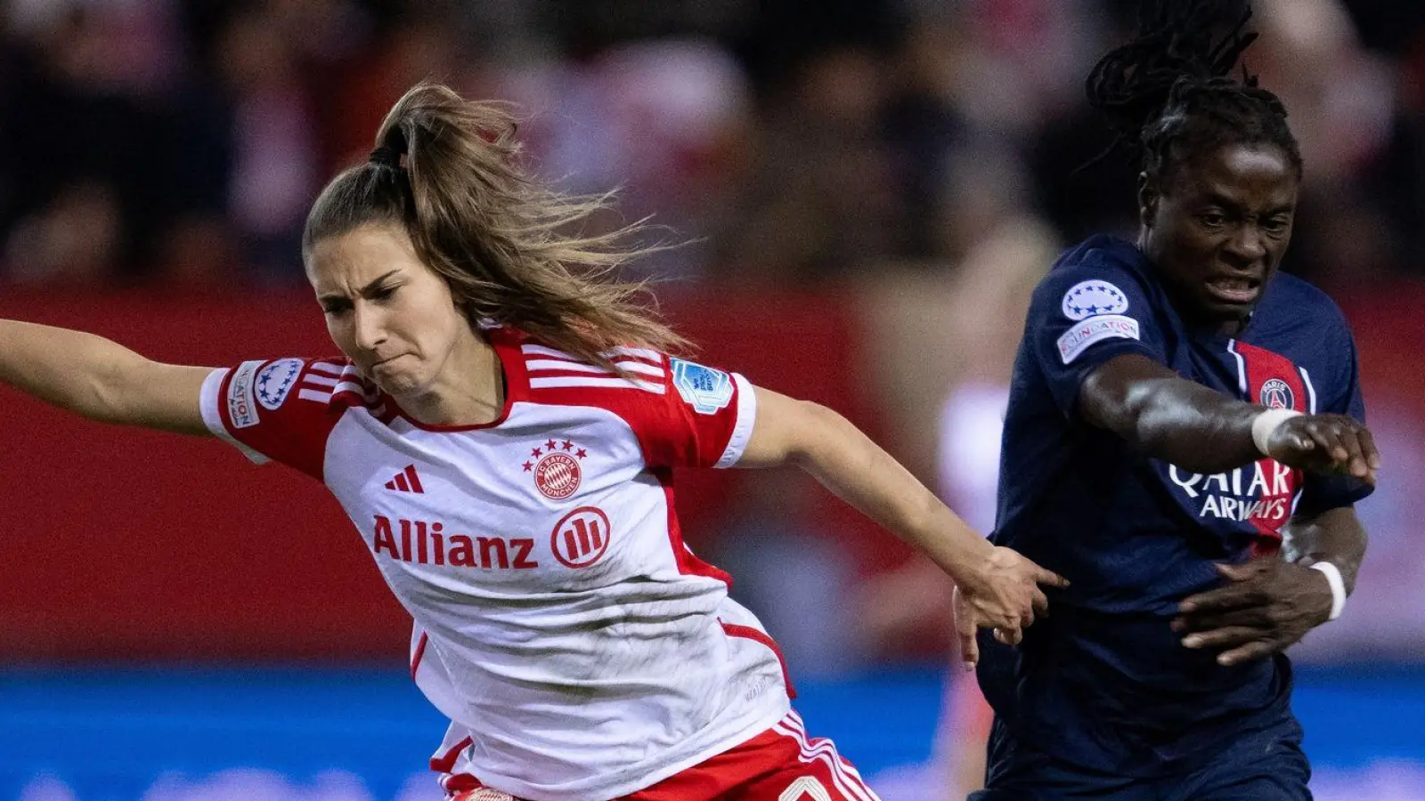 Katharina Naschenweng (l) von München und Tabitha Chawinga von Paris kämpfen um den Ball. (Foto: Sven Hoppe/dpa/Archivbild)