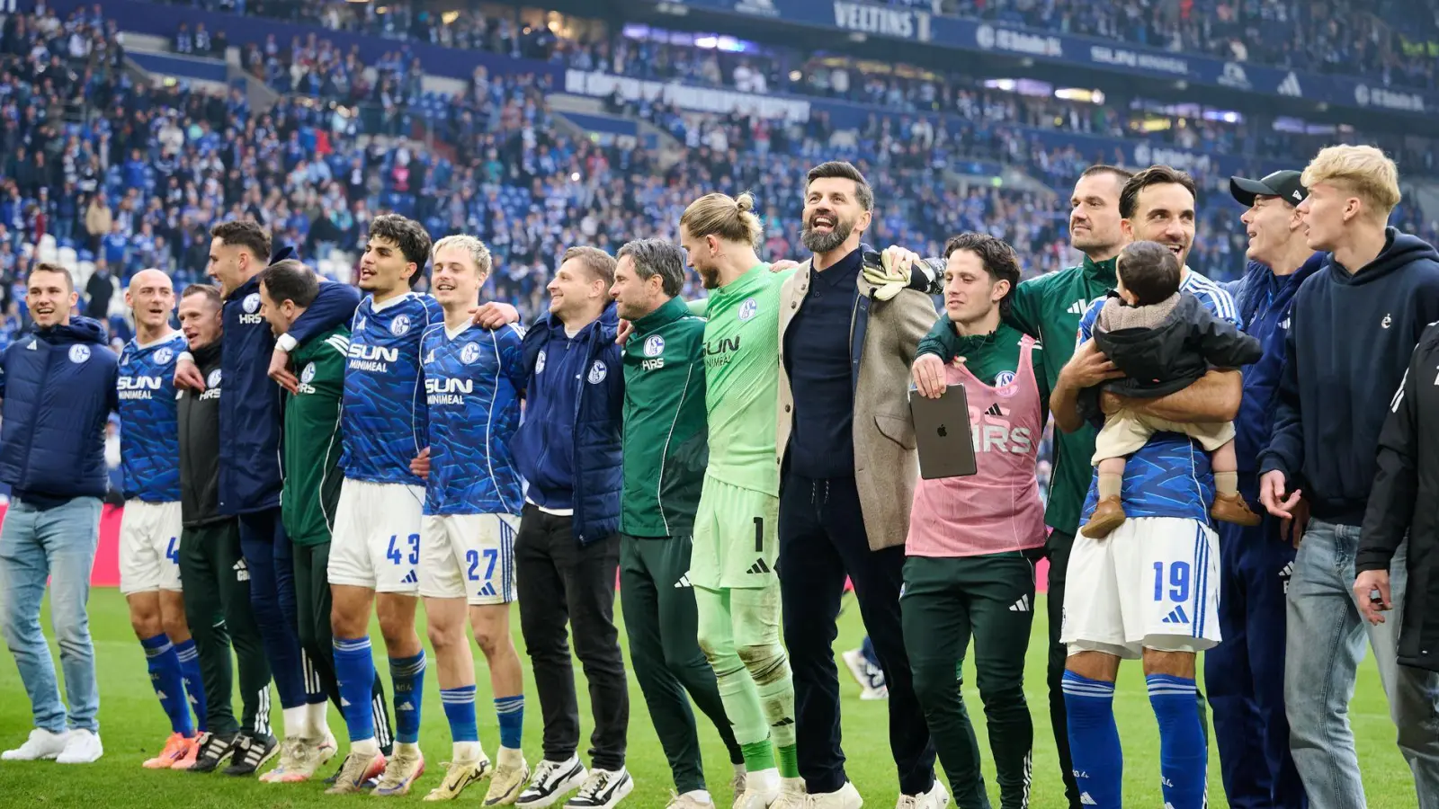 Hüpfend feierten die Schalker den Sieg vor der Fankurve. (Foto: Bernd Thissen/dpa)