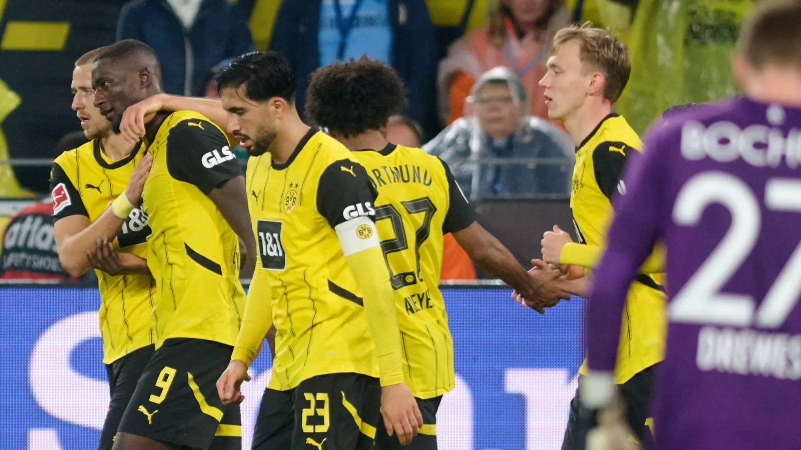 Beim 4:2 des BVB über Bochum wird Serhou Guirassy (Zweiter v.l.) als Matchwinner gefeiert. (Foto: Bernd Thissen/dpa)