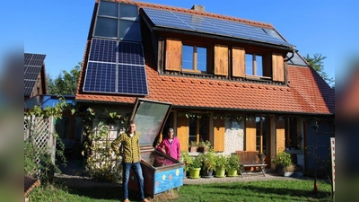 Gerhard und Helga Bauer haben in den 1990er-Jahren in Leutershausen ein nach baubiologischen Kriterien errichtetes Sonnenenergiehaus errichtet. Ihre vierköpfige Familie hat den geringsten Energieverbrauch im Ort.  (Foto  : Kristina Schmidl)