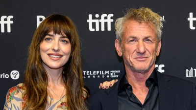 Dakota Johnson und Sean Penn stellen „Daddio“ beim Filmfestival in Toronto vor. (Foto: Christopher Katsarov/The Canadian Press via AP/dpa)