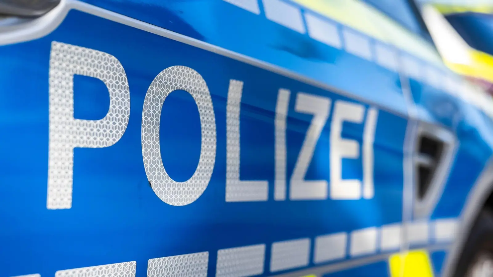 Eine vermeintliche Bedrohung mit einer Schusswaffe hat am Bahnhof Haar einen größeren Polizeieinsatz ausgelöst. (Symbolbild) (Foto: David Inderlied/dpa)