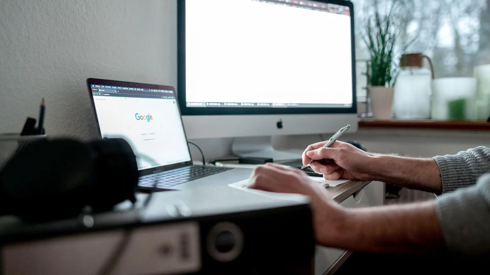 Wer häufig im Homeoffice arbeitet, sollte seinen Stromverbrauch im Blick behalten. (Foto: Fabian Strauch/dpa/dpa-tmn)