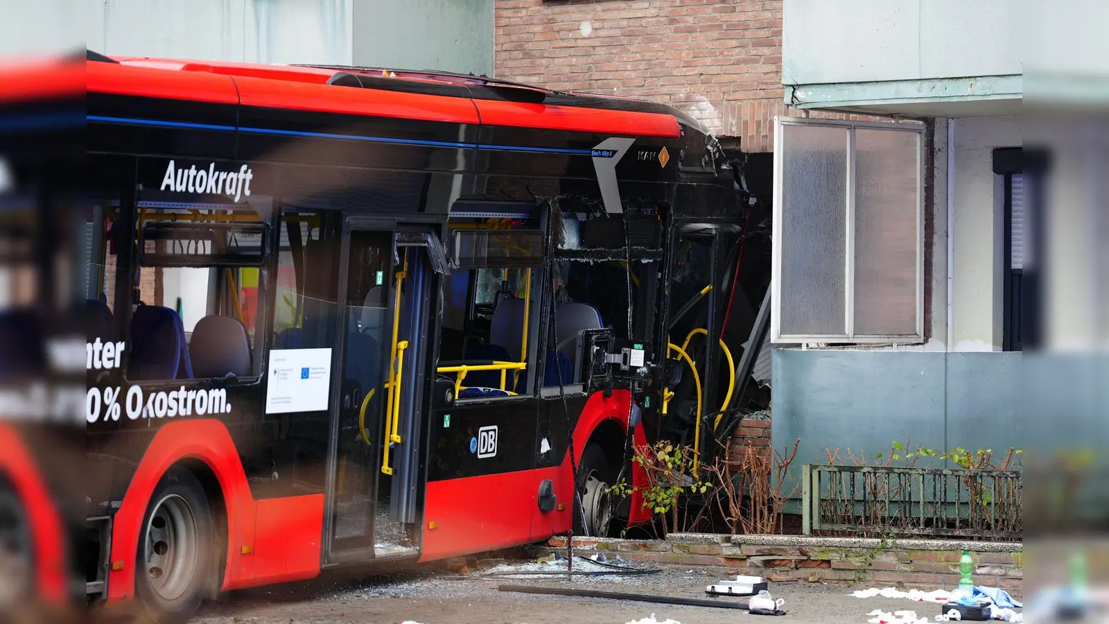 Der Schulbus mit 20 Kindern fuhr gegen eine Hauswand. (Foto: Marcel Von Fehrn/dpa)