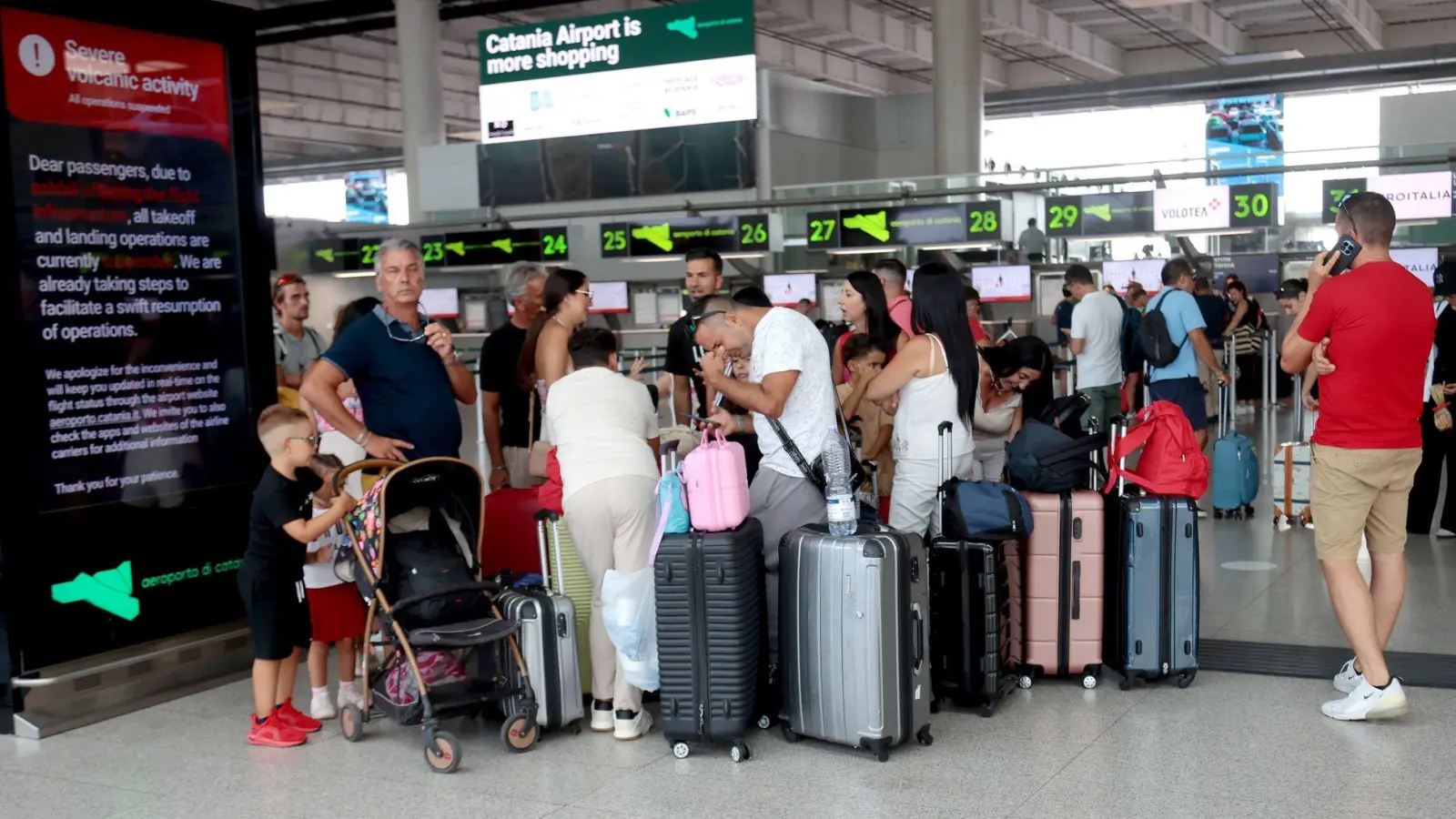 Reisende sitzen weiter fest.  (Foto: Davide Anastasi/LaPresse via ZUMA Press/dpa)